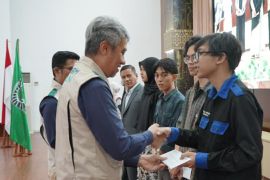 YBM - Srikandi PLN "goes to campus" bagikan beasiswa peduli pendidikan