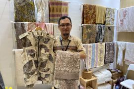 Pelaku UMKM asal Wonosobo olah rami jadi kain batik