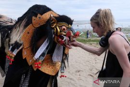 Warga Bali gelar tradisi Ngelawang terkait Hari Raya Galungan