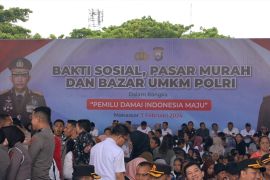Polri gelar bakti sosial bagikan 30 hadiah umroh di Makassar