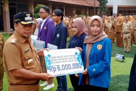 Pemkot Tangerang berikan bansos biaya pendidikan kepada 46 mahasiswa