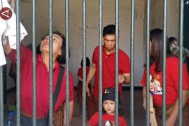 Jelang Imlek, Komunitas Tionghoa Solo bersih-bersih Pura Mangkunegaran