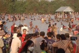 Serunya festival menangkap ikan tahunan di Siem Reap, Kamboja