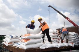 Beras impor tiba di Pelabuhan Boom Baru Page 6 Small