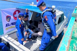 Satpolairud Polres Touna hadirkan klinik apung bagi masyarakat pesisir