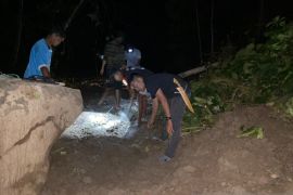 Longsor putus akses lintas Sulawesi di Gorontalo Utara