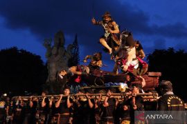 Serunya pawai ogoh-ogoh Kasanga Festival di Denpasar