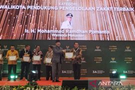 Wali Kota Makassar menerima penghargaan dari Baznas RI