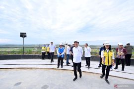 Joko Widodo tinjau perkembangan pembangunan Kantor Presiden di IKN