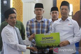 PMI DKI Jakarta serahkan bantuan masjid serta mushala di Cianjur