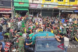 Ratusan warga Pangkalpinang "serbu" OP beras Kodim 0413