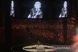 Ed Sheeran buka konser di JIS nyanyikan lagu "Tide"