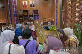 Produk UMKM Dekranasda Makassar diminati pengunjung Inacraft 2024 di JCC