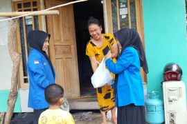 PMII HSS bagikan puluhan paket sembako jelang Ramadhan