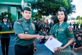 Kodam  Pattimura berikan penghargaan pada prajurit berprestasi