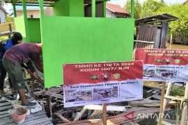 Satgas TMMD 119 Kodim Banjarmasin bangun MCK bagi warga Sungai Lulut