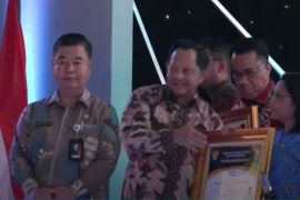 Pemkot Ambon  raih penghargaan Dukcapil Prima Kategori Khusus