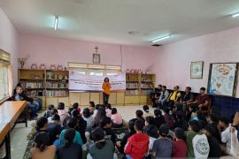 BRI Insurance menyalurkan bantuan gizi anak ke yayasan di Cianjur