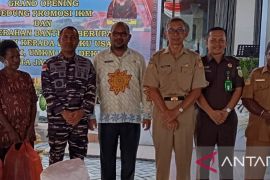 Disperindagkop Jayapura serahkan bantuan 283 pelaku usaha binaan