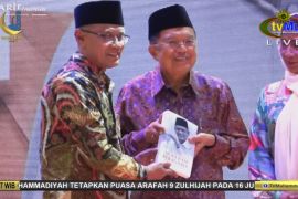 Haedar Nashir mendapat hadiah buku Jalan Baru Moderasi Beragama