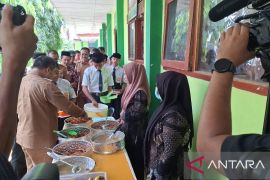 Makan siang gratis tingkat SMP diuji coba di Aceh Besar