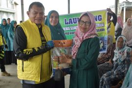 Pj Bupati HSS serahkan ribuan paket bantuan saat "turkam" ke Daha