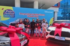 Ibu rumah tangga pelanggan Telkomsel bawa pulang hadiah BMW