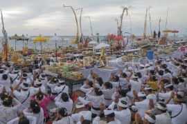 Upacara Melasti di Pantai Loang Baloq Mataram Page 1 Small