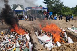 Kejari Pekanbaru musnahkan barang bukti ribuan sepatu hingga pupuk