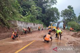 Gubernur Jabar pastikan longsor di jalur Majalengka-Kuningan dibersihkan