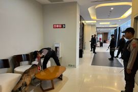 Polda Jambi turunkan anjing pelacak amankan lokasi rekapitulasi KPU