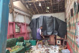 Satu keluarga di Palabuhanratu Sukabumi tertimpa atap rumah yang ambruk
