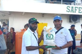 Pemdis Metemani Sorsel salurkan bantuan beras untuk warga enam kampung