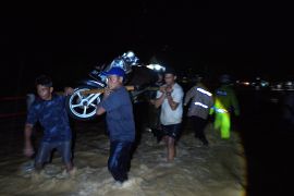 Banjir bandang di jalan trans sulawesi di Konawe Page 1 Small