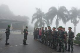 Yonif 147/KGJ karya bhakti bersihkan Pesanggrahan Menumbing