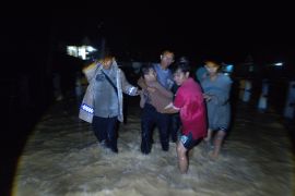 Korban banjir bandang digigit ular Page 3 Small