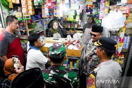 Bupati Situbondo cek bahan pokok di pasar tradisional