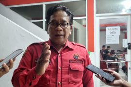 Saksi PDI Perjuangan tinggalkan lokasi pleno KPU Surabaya