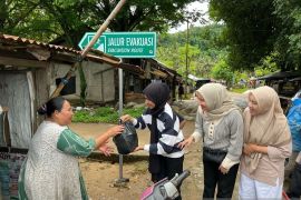 Zahra Mardiah Anwar bantu korban banjir, warga : Bentuk kesalehan sosial