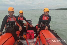 Tim SAR gabungan cari warga terseret ombak saat memancing di pantai Batu Berikat