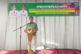 Pemkab Batanghari Serahkan Sertifikat PTSL Kepada Masyarakat Batin XXIV