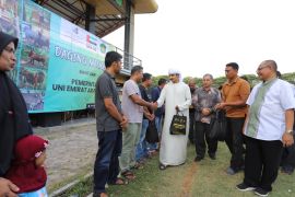 UIN Ar-Raniry bagikan paket "meugang" kepada 950 Karyawan