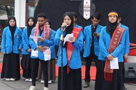 Mahasiswa asing UMSU tampilkan puisi Etnis Toba di USU