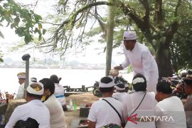 Umat Hindu Samarinda  "Melasti" perdana di Sungai Mahakam