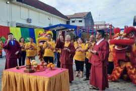 Vajra Acharya Lian Ji pimpin ritual Api Oma di Vihara Samarinda
