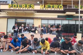 Kampung Bahari digerebek polisi, puluhan orang positif gunakan sabu