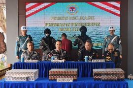 Navy foils attempt to smuggle illegal cigarettes in Riau Islands