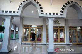 Bersih-bersih masjid sambut Ramadhan di Palu Page 1 Small