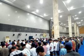 Muslim di Ambon  penuhi Masjid Raya Al Fatah pada tarawih pertama