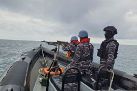TNI AL menggelar latihan tembak di perairan Batam